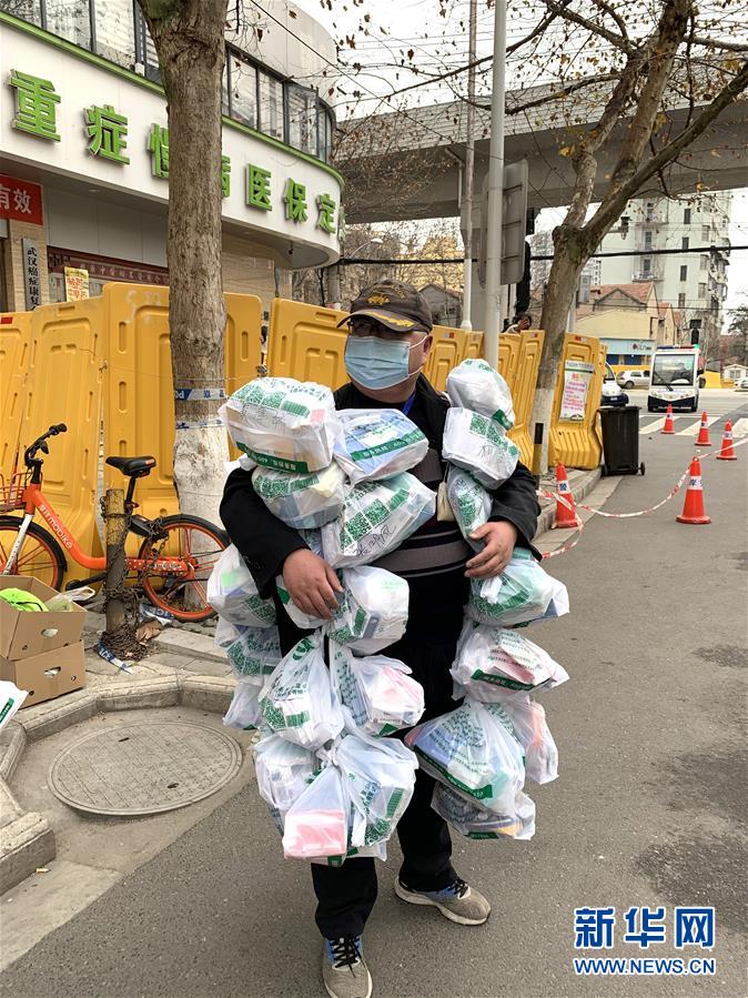 （新華全媒頭條·圖文互動）（30）風雨無阻向前進——寫在全國疫情防控阻擊戰(zhàn)取得重大戰(zhàn)略成果之際