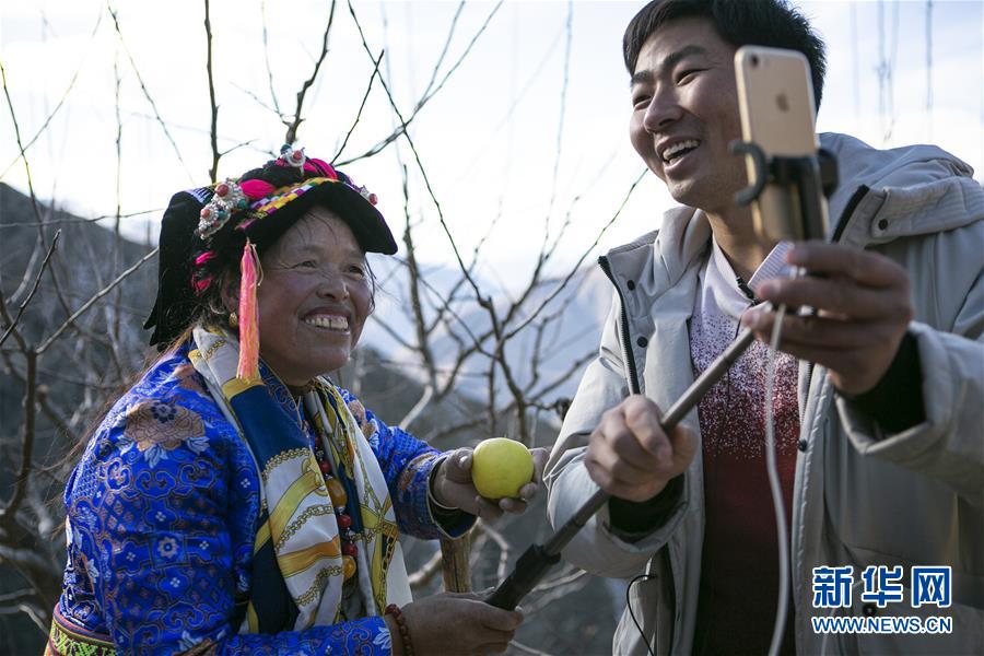 （新華全媒頭條·迎接兩會(huì)特別報(bào)道·圖文互動(dòng)）（12）不同尋常的兩會(huì) 萬(wàn)眾一心的力量——寫在2020年全國(guó)兩會(huì)召開(kāi)之際